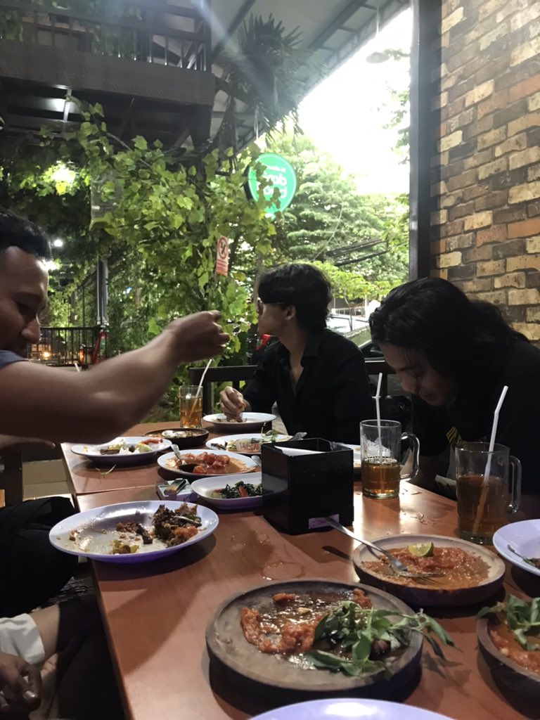 conpannakaffe's tweet photo. Pak bos ke malang, jaminan perut kenyang https://t.co/b9loQZICC1