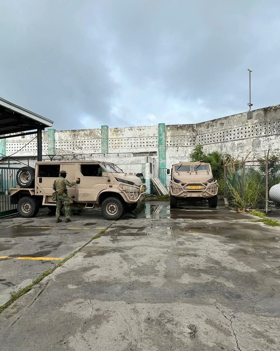 C_ZMCARIB's tweet photo. Het mariniersdetachement op Sint Maarten levert sinds gisteren, op verzoek van de regering, harde militaire bijstand n.a.v. orkaan Tammy. De nacht is op een enkel incident na rustig verlopen. Het verlenen van noodhulp is een van de drie hoofdtaken van Defensie.
#Tammy https://t.co/3s5l8sv3PS