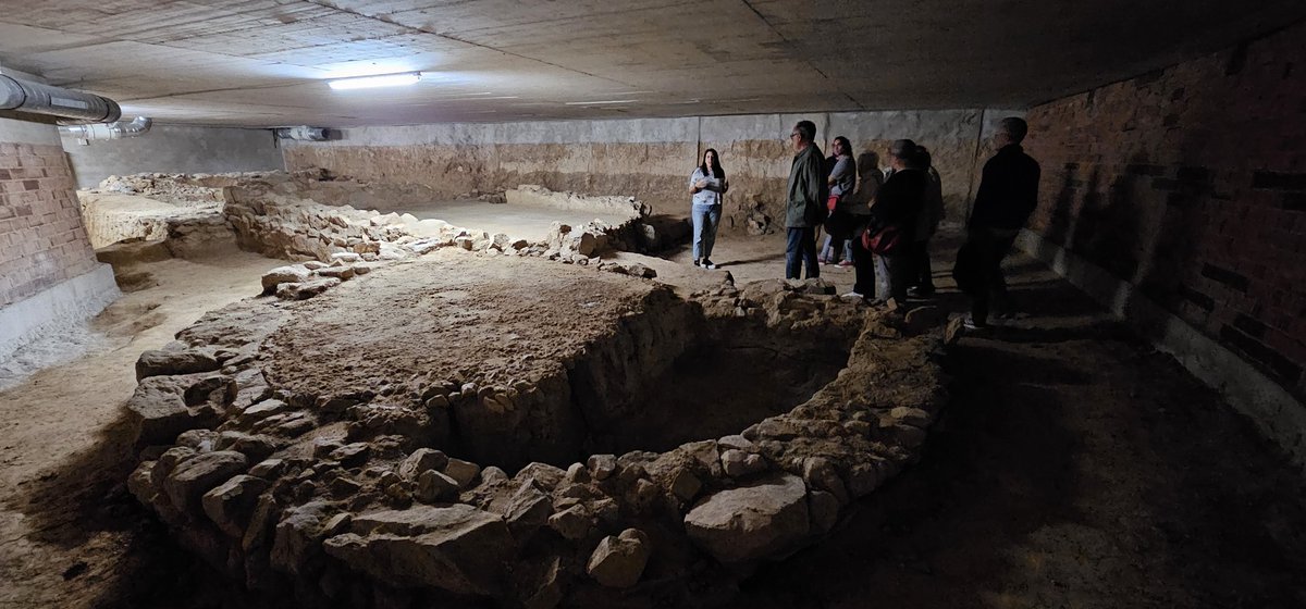 peinadormarta's tweet photo. Esta mañana visité el Espacio Via Augusta en el suburbio occidental de Baetulo la #Badalona romana con @ClaraForn @MuseuBdn en @48hOpenHouseBcn Emocionante ver 1 tramo de la mitica Via Augusta que iba de los Pirineos a Cadiz #OHB23 #OpenHouseBcn
Más info👇 https://t.co/wYYbMWxLGK https://t.co/4cUdV7TlkJ