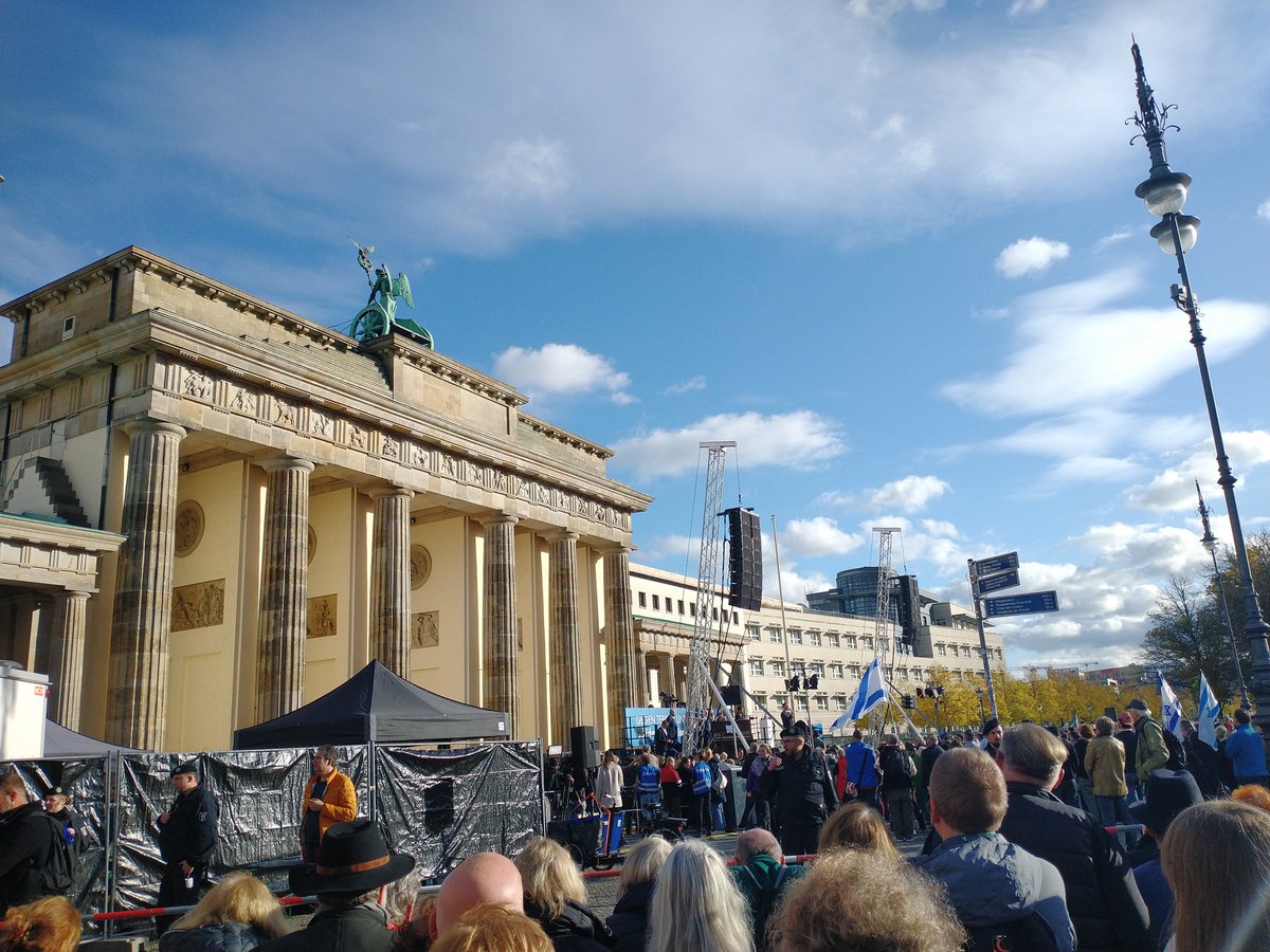 Jakob_Schweizer's tweet photo. Die Solidaritäskundgebung für #Israel in #Berlin läuft bereits seit 14:00, aber es gibt noch weitere gibt noch viele weitere tolle Sprecher*innen wie @Luisamneubauer  - kommt zum #BrandeburgerTor!
#B2210 https://t.co/UOE1NK0zAb