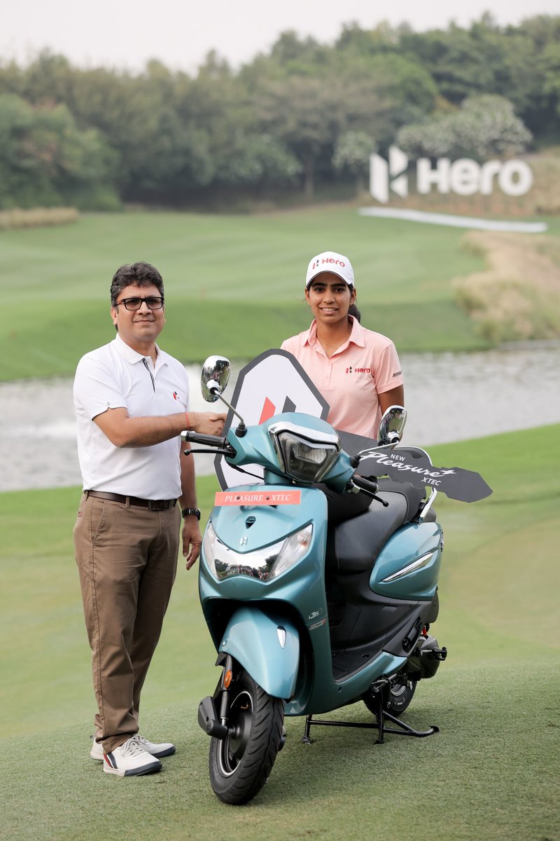 WomenIndianOpen's tweet photo. @DikshaDagar the top Indian finisher at the Hero Women’s Indian Open with the Hero scooter she received from Mr Niranjan Gupta, CEO of @HeroMotoCorp 
  
#HWIO2023 #HWIO #BoloHaan #PleasureConnect #PleasureXTec https://t.co/eKbE2aey6i