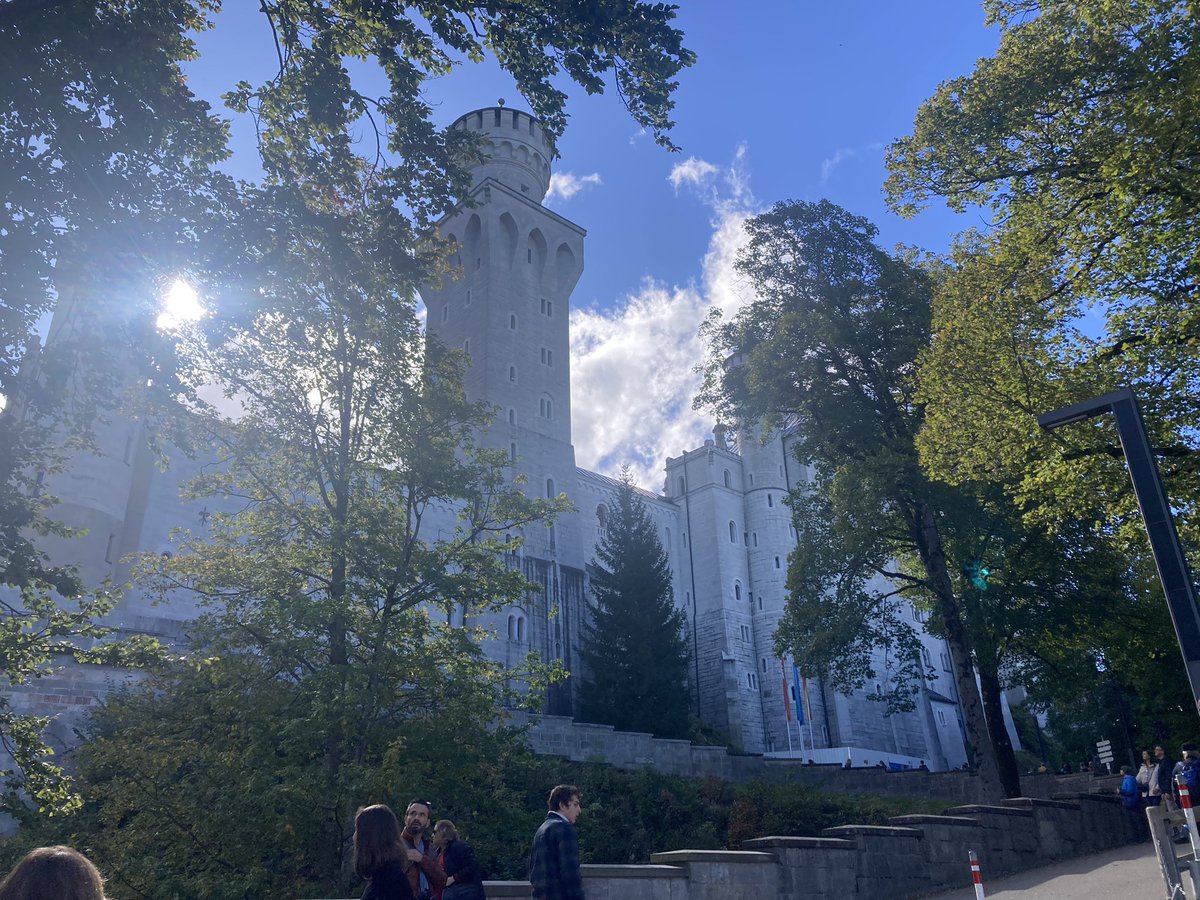 thomascharles3's tweet photo. Paysages de rêve au Château de Neuschwanstein aujourd'hui ! Une merveille d'architecture, entourée de nature majestueuse. #ChâteaudeNeuschwanstein #VoyageInoubliable 🏰✨ https://t.co/XoQXQUxhaF