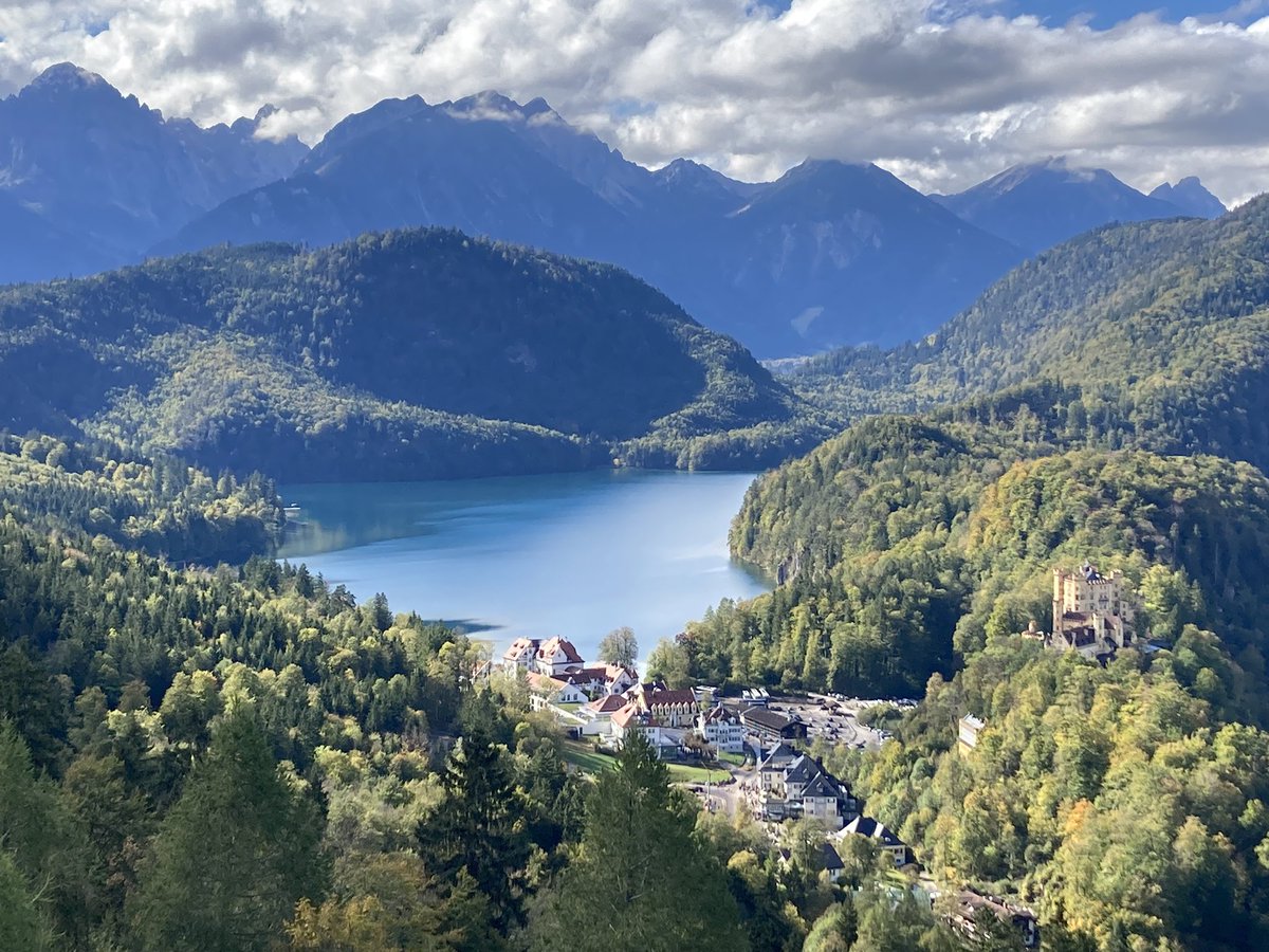 thomascharles3's tweet photo. Paysages de rêve au Château de Neuschwanstein aujourd'hui ! Une merveille d'architecture, entourée de nature majestueuse. #ChâteaudeNeuschwanstein #VoyageInoubliable 🏰✨ https://t.co/XoQXQUxhaF