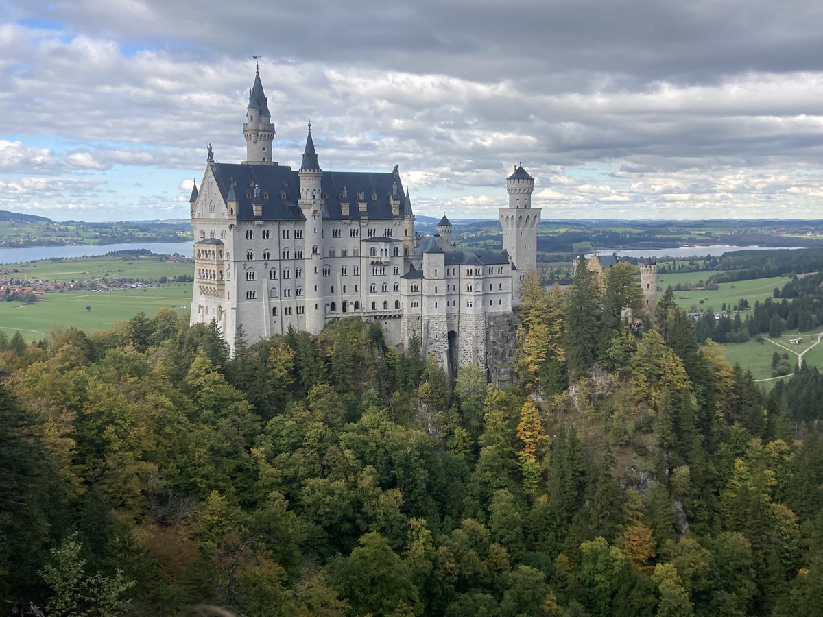 thomascharles3's tweet photo. Paysages de rêve au Château de Neuschwanstein aujourd'hui ! Une merveille d'architecture, entourée de nature majestueuse. #ChâteaudeNeuschwanstein #VoyageInoubliable 🏰✨ https://t.co/XoQXQUxhaF