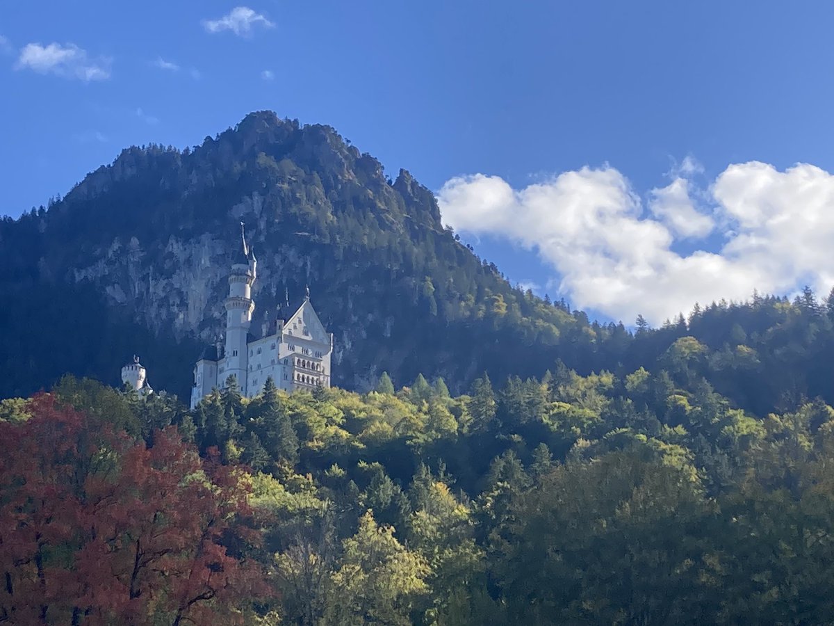 thomascharles3's tweet photo. Paysages de rêve au Château de Neuschwanstein aujourd'hui ! Une merveille d'architecture, entourée de nature majestueuse. #ChâteaudeNeuschwanstein #VoyageInoubliable 🏰✨ https://t.co/XoQXQUxhaF