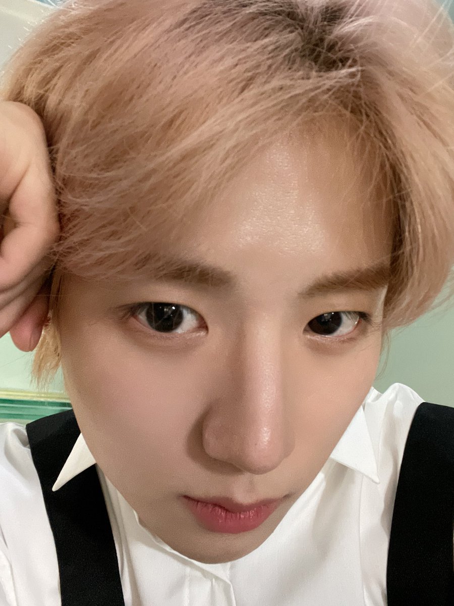 JUSTB_twt's tweet photo. [#건우] Everybody have ur sweet weekend🫂

#JUSTB #저스트비 #GEONU https://t.co/xsfdtmMNlt