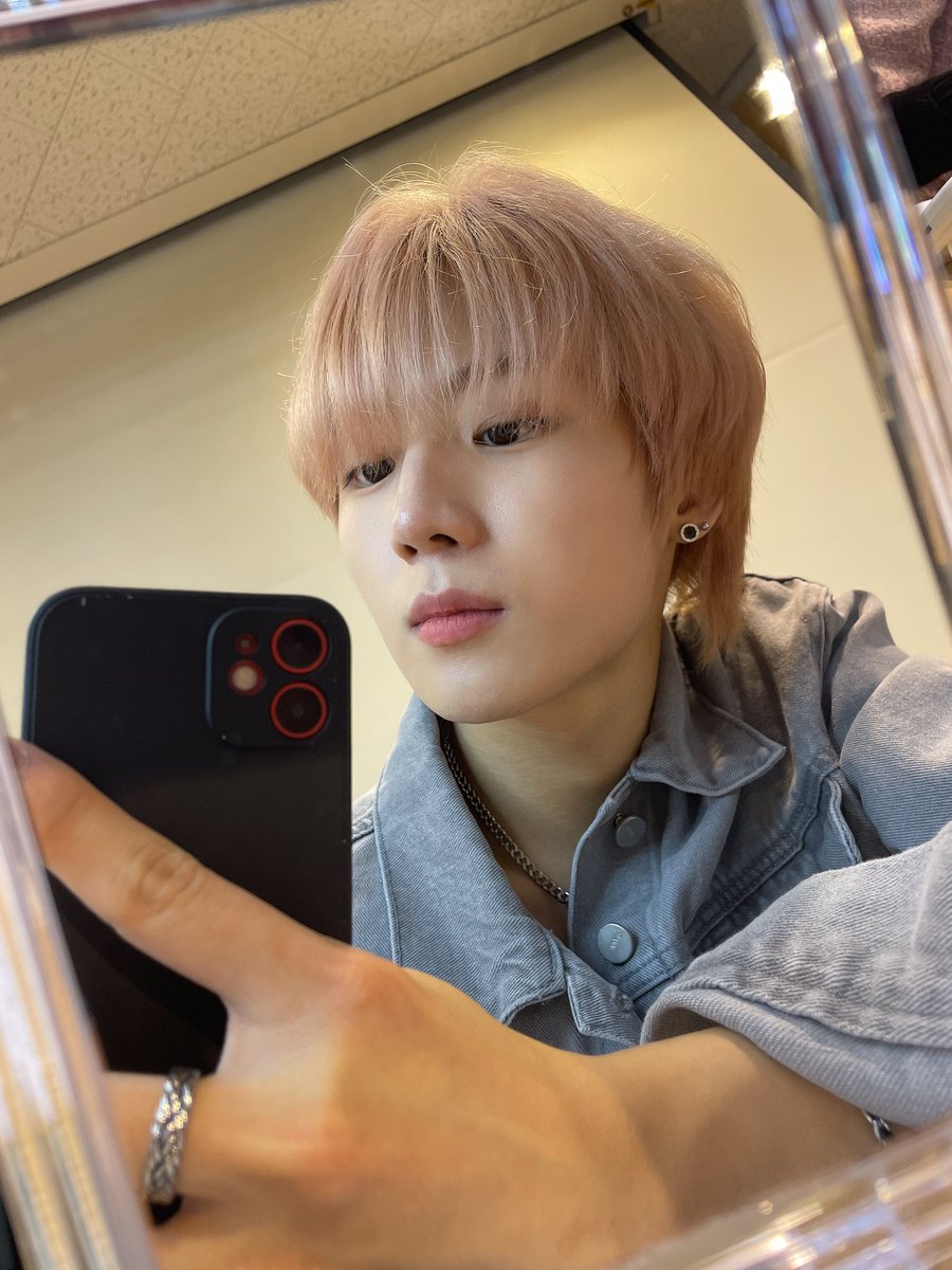 JUSTB_twt's tweet photo. [#건우] Everybody have ur sweet weekend🫂

#JUSTB #저스트비 #GEONU https://t.co/xsfdtmMNlt
