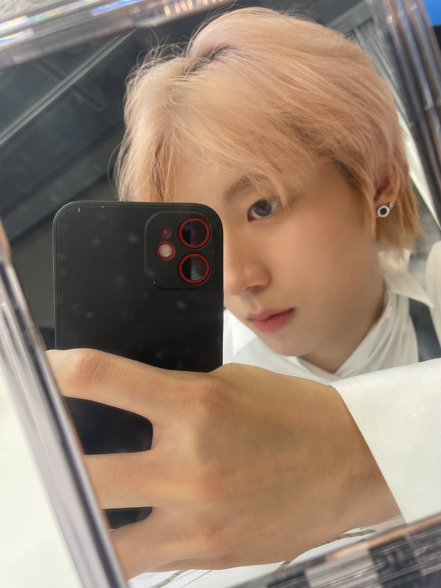 JUSTB_twt's tweet photo. [#건우] Everybody have ur sweet weekend🫂

#JUSTB #저스트비 #GEONU https://t.co/xsfdtmMNlt