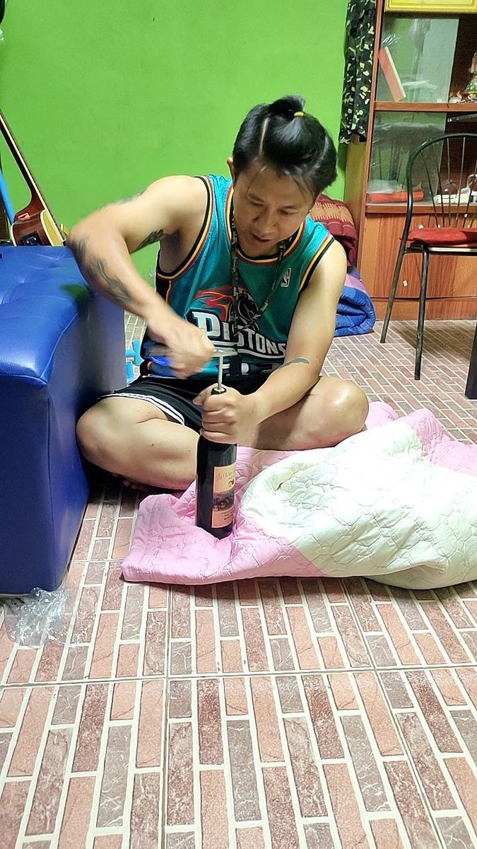 PpZumo's tweet photo. ที่เปิดขวดไวน์ก็ไม่มี ทีนี้ก็ว้าวุ้นกันเลยทีเดียว!!!!!! https://t.co/T3nLB2v3gd