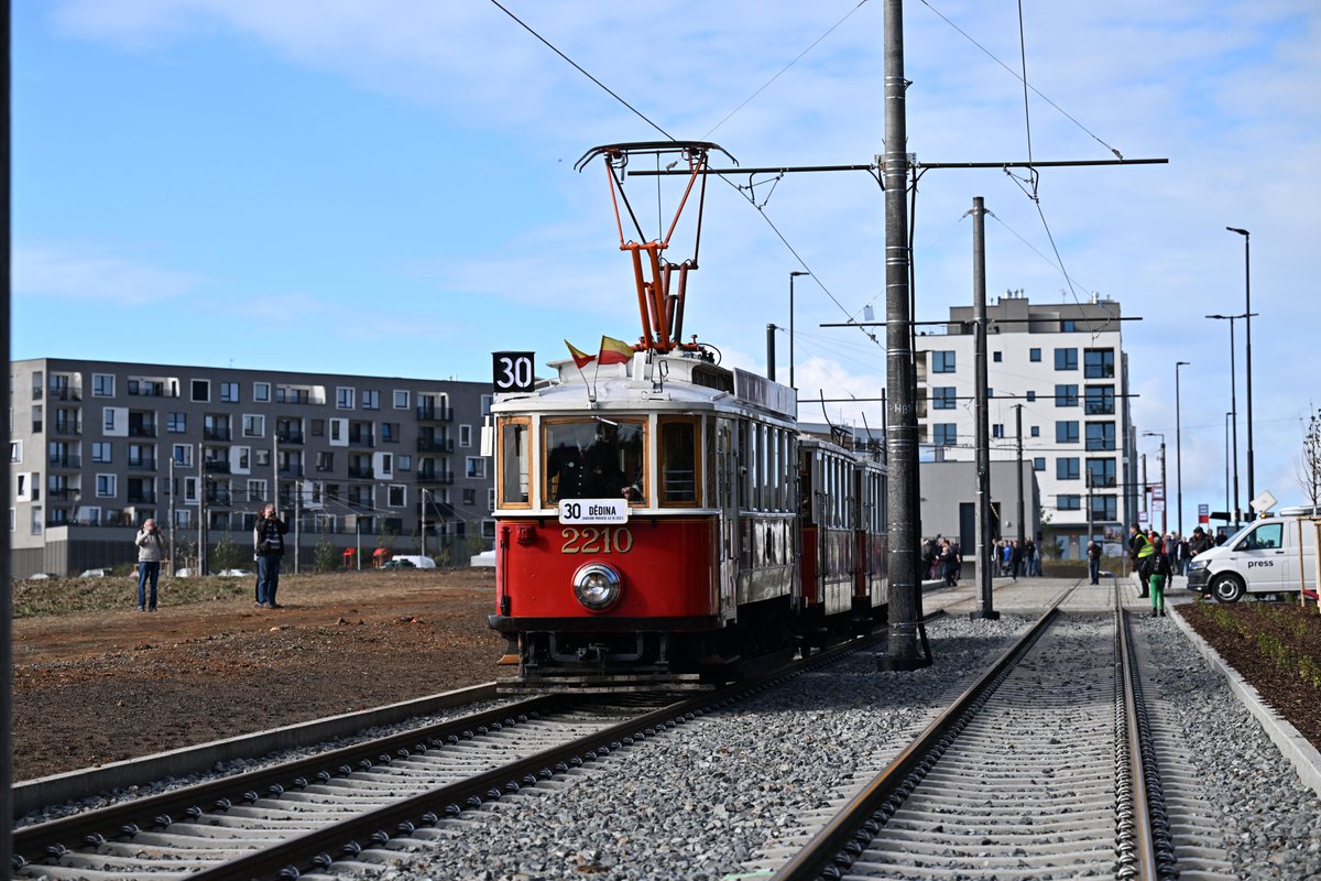 DPPOficialni's tweet photo. 💬 TISKOVÁ ZPRÁVA | Nová tramvajová trať Divoká Šárka – Dědina je ode dneška v provozu, na Dědinu začnou od pondělního rána jezdit linky č. 20 a 26

Celá TZ ▶️ https://t.co/ofOGvlrgS8 https://t.co/TQp2TgJw4O
