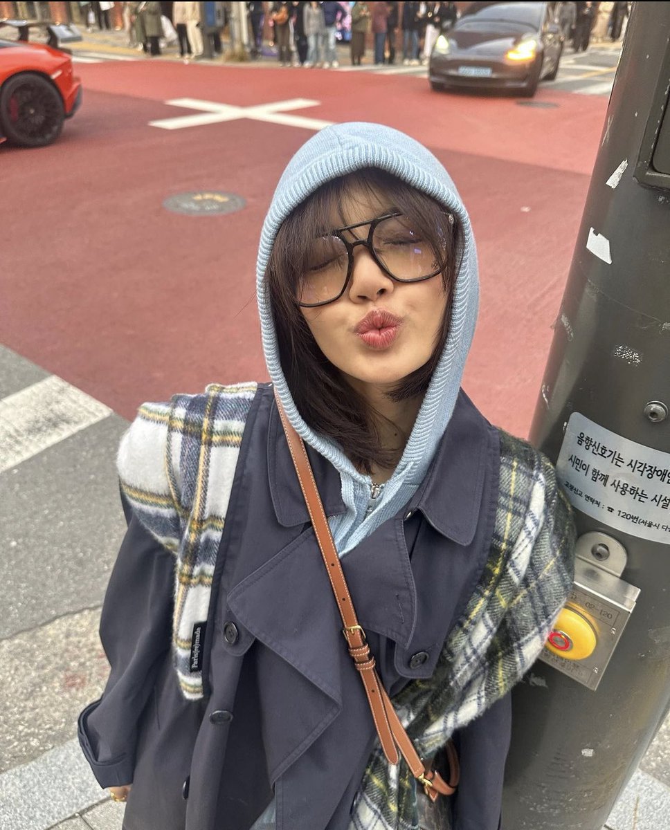 hourly lisa tweet media