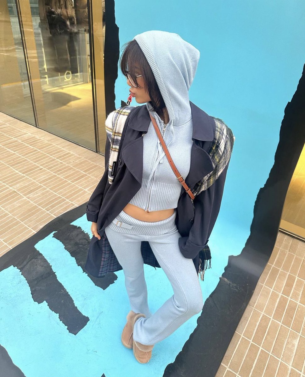 hourly lisa tweet media