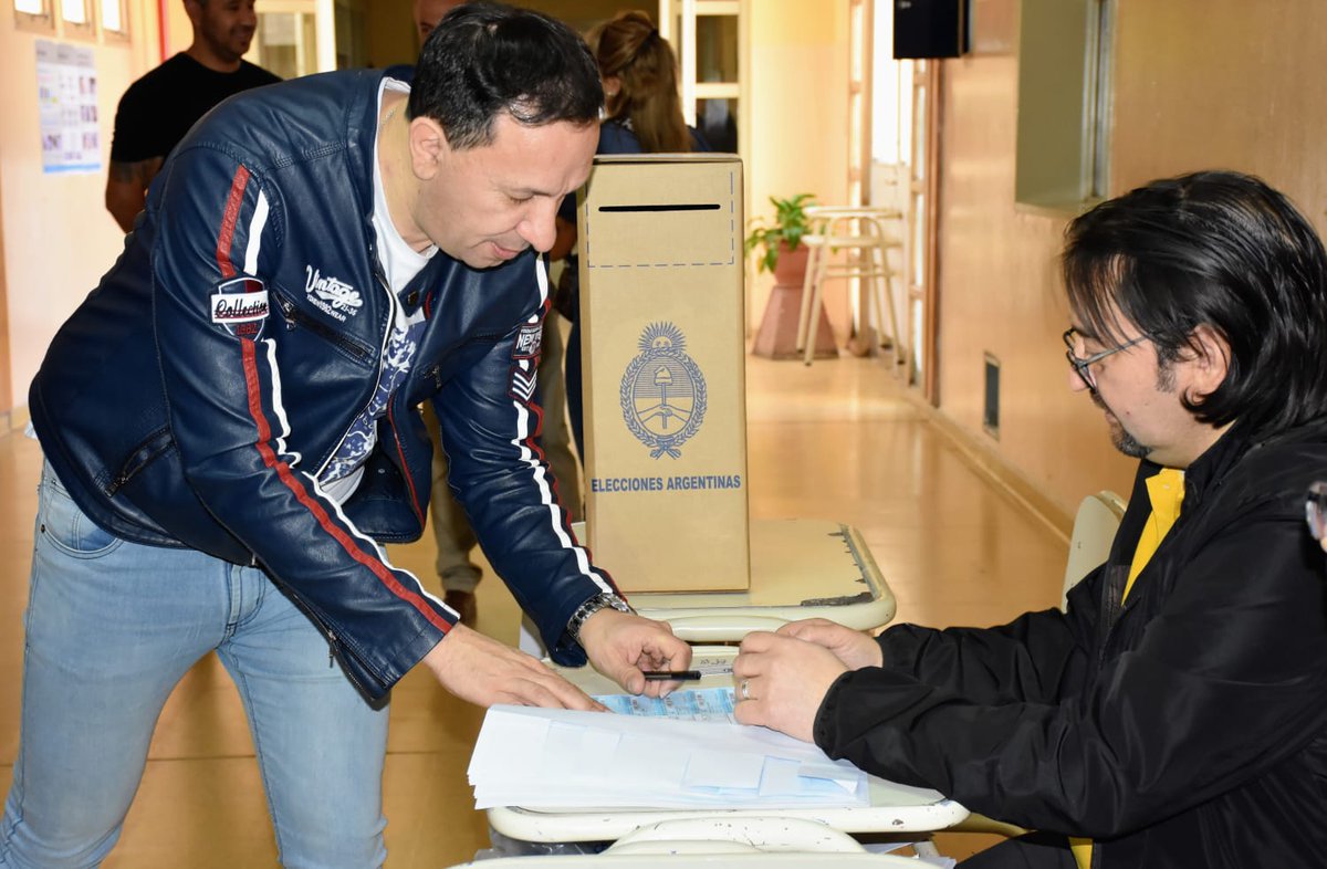 Cumpliendo con mi deber, consciente de la importancia del derecho al sufragio como defensa de nuestra Democracia.
Un día para reflexionar y para participar.
Los invito a seguir votando en paz.