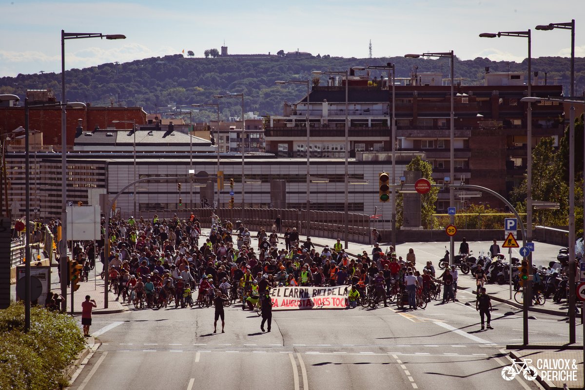 AugustaBici's tweet photo. Ahir va ser una jornada emocionant, moltes gràcies per aquestes fotos @SergiPeriche / @calvox_periche 

Moltes gràcies als assistents i entitats que han donat suport, quin goig veure la Via Augusta així.
Mil gràcies també al @bacc_cat , @bikevidrera i @bicibusbcn quin equipàs!! https://t.co/saAgoAOAKn