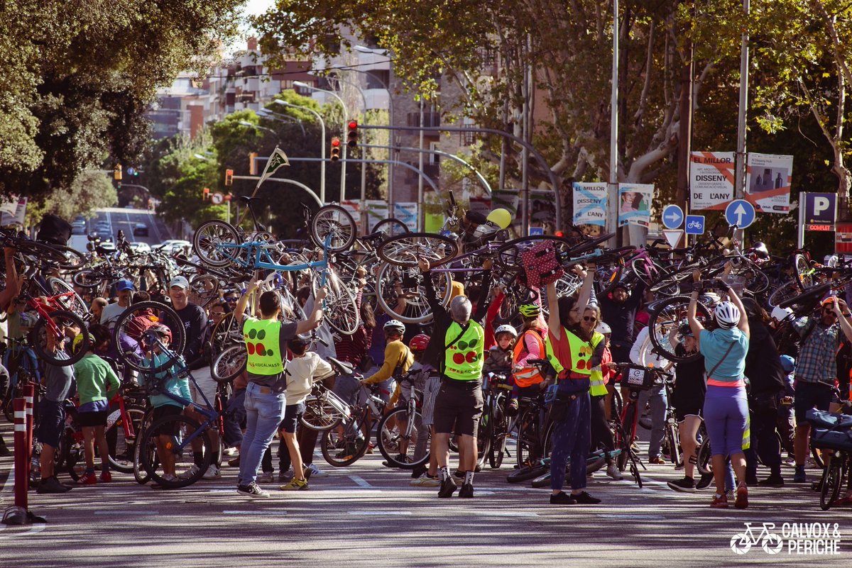 AugustaBici's tweet photo. Ahir va ser una jornada emocionant, moltes gràcies per aquestes fotos @SergiPeriche / @calvox_periche 

Moltes gràcies als assistents i entitats que han donat suport, quin goig veure la Via Augusta així.
Mil gràcies també al @bacc_cat , @bikevidrera i @bicibusbcn quin equipàs!! https://t.co/saAgoAOAKn