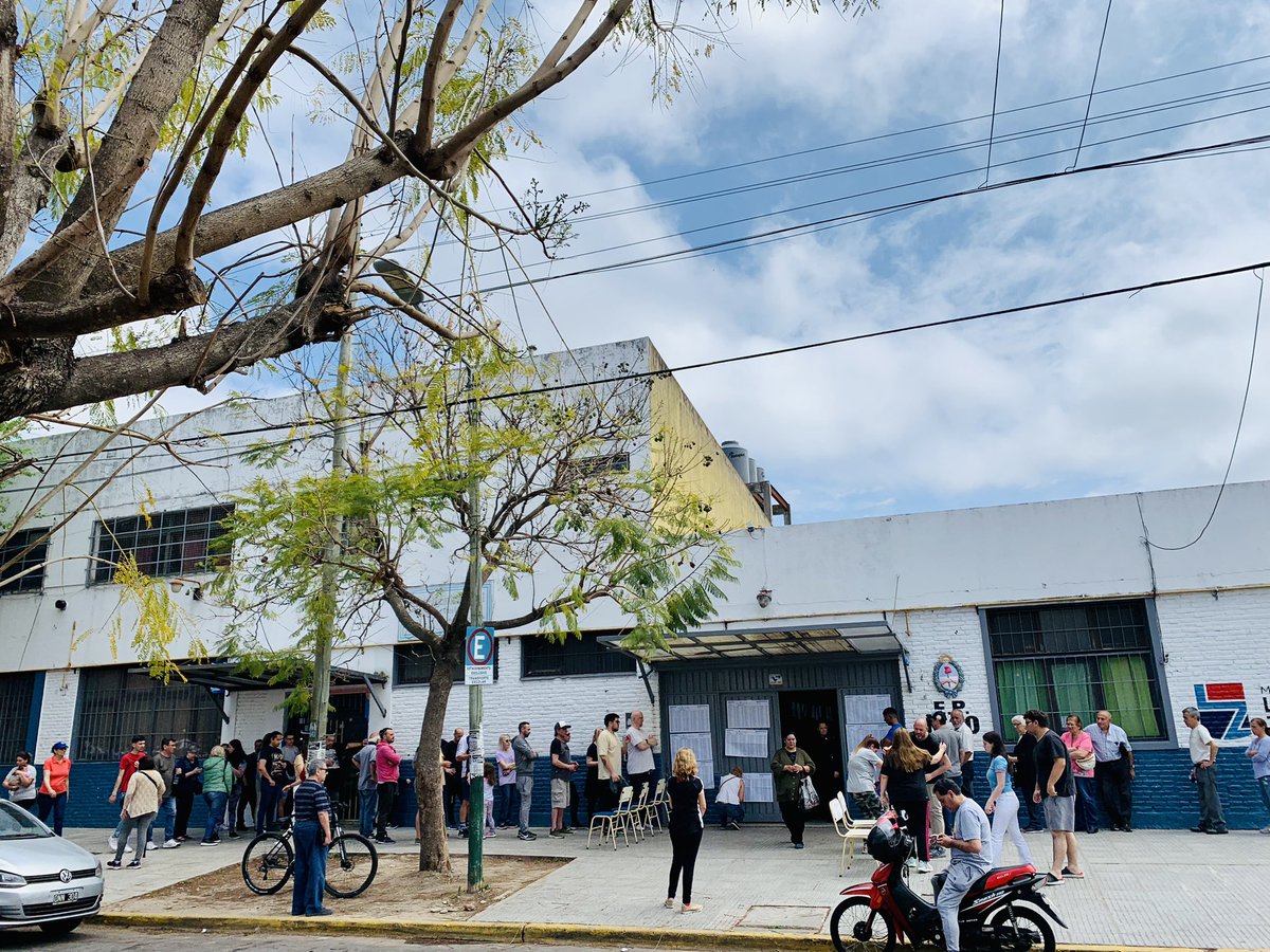 DaiaIberra's tweet photo. En la EP30 de Banfield, ya emitió su voto poco más del 20% del padrón. Hay gran afluencia de votantes que realizan fila en la puerta del establecimiento y esperan ser llamados para emitir su voto. Sin imprevistos ni contratiempos hasta ahora #ArgentinaElige @Radio10 https://t.co/FtqSngSSii