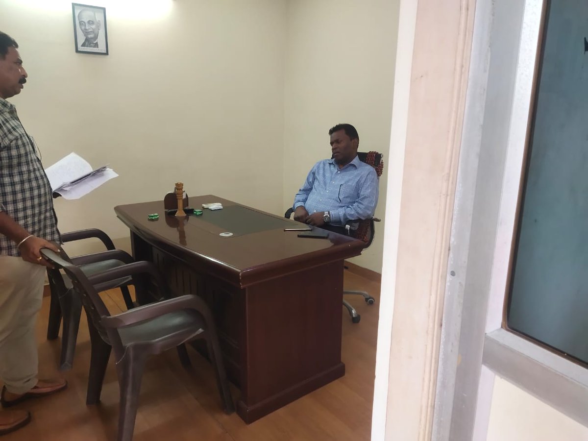 vizagcitypolice's tweet photo. CPగారు ఈరోజు సిటీ టాస్క్ ఫోర్స్ PSను సందర్శించి, సిబ్బంది పని తీరును పరిశీలించి జూదం,మత్తు పదార్దాల అక్రమ రవాణా, బెట్టింగ్,వ్యభిచారం కేసులను చేదించడంలో నైపుణ్యాలను,అనుభవాన్ని పరిశీలించి, చట్టవిరుద్ధ కార్యకలాపాలకు పాల్పడే వ్యక్తులపై ప్రత్యేక దృష్టి సారించాలనీ తెలిపారు.@APPOLICE100 https://t.co/IP6cTcjx86