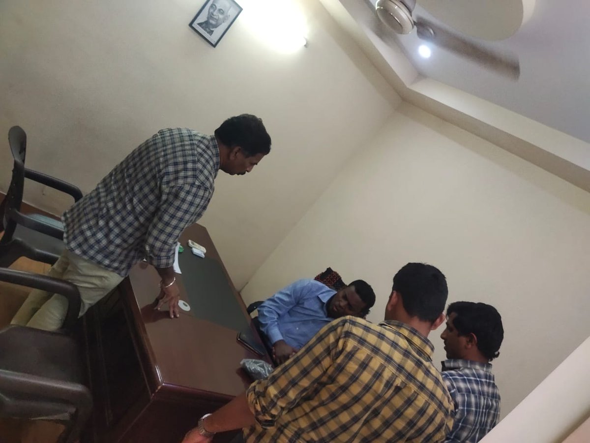 vizagcitypolice's tweet photo. CPగారు ఈరోజు సిటీ టాస్క్ ఫోర్స్ PSను సందర్శించి, సిబ్బంది పని తీరును పరిశీలించి జూదం,మత్తు పదార్దాల అక్రమ రవాణా, బెట్టింగ్,వ్యభిచారం కేసులను చేదించడంలో నైపుణ్యాలను,అనుభవాన్ని పరిశీలించి, చట్టవిరుద్ధ కార్యకలాపాలకు పాల్పడే వ్యక్తులపై ప్రత్యేక దృష్టి సారించాలనీ తెలిపారు.@APPOLICE100 https://t.co/IP6cTcjx86