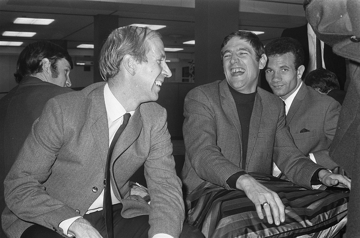 HelmerReenberg's tweet photo. November 3, 1969 - English football team arrives at Schiphol for the match against Dutch team.
#LUFC #LEEDS #LeedsUnited #SirBobbyCharlton #normanhunter #francislee #jackcharlton #colinbell #paulreaney #martinpeters #peterbonetti #alframsey https://t.co/xot68K9Bgg