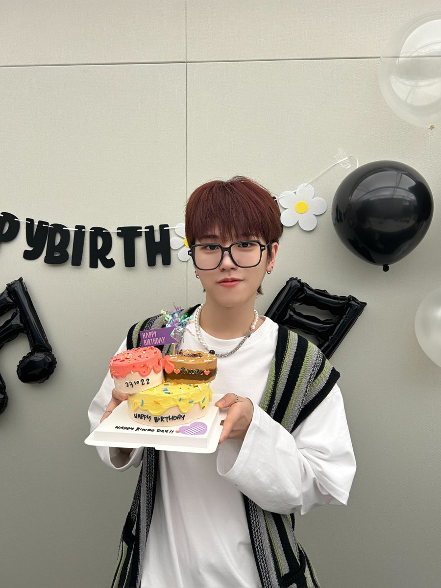 BOYNEXTDOOR_twt's tweet photo. 해피리우데이도 끝나가네요 너무 많은 사랑과 축하 덕분에 가장 행복했던 생일이었습니당~ ㅠ
축하해 주신 모든 분들 감사하구 사랑해요 ❣️
#BOYNEXTDOOR #RIWOO #리우 https://t.co/2343iipsvh