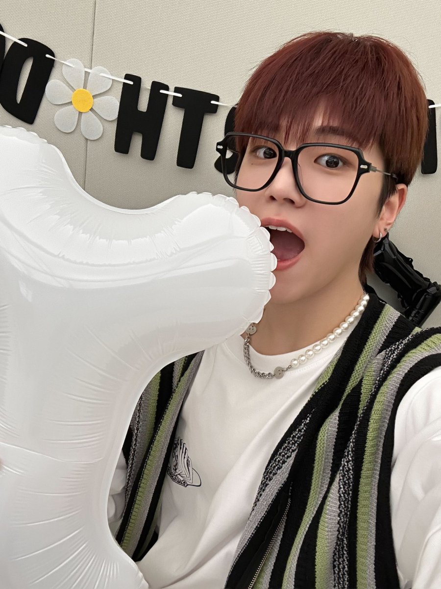 BOYNEXTDOOR_twt's tweet photo. 해피리우데이도 끝나가네요 너무 많은 사랑과 축하 덕분에 가장 행복했던 생일이었습니당~ ㅠ
축하해 주신 모든 분들 감사하구 사랑해요 ❣️
#BOYNEXTDOOR #RIWOO #리우 https://t.co/2343iipsvh