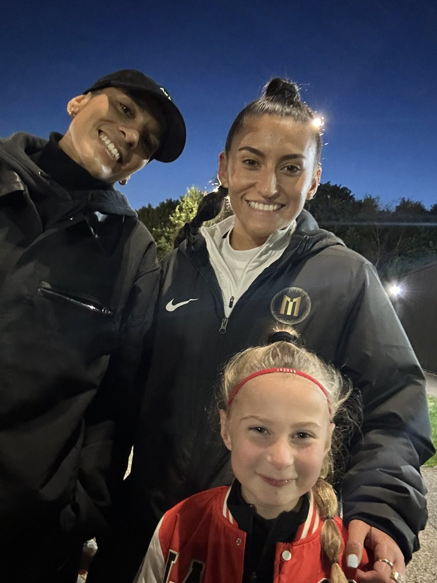 villalouavfc's tweet photo. Harps’ with her faves 🫶🏼
UTV 💜💙
#KD10 #MP33 https://t.co/qDicP9nolm