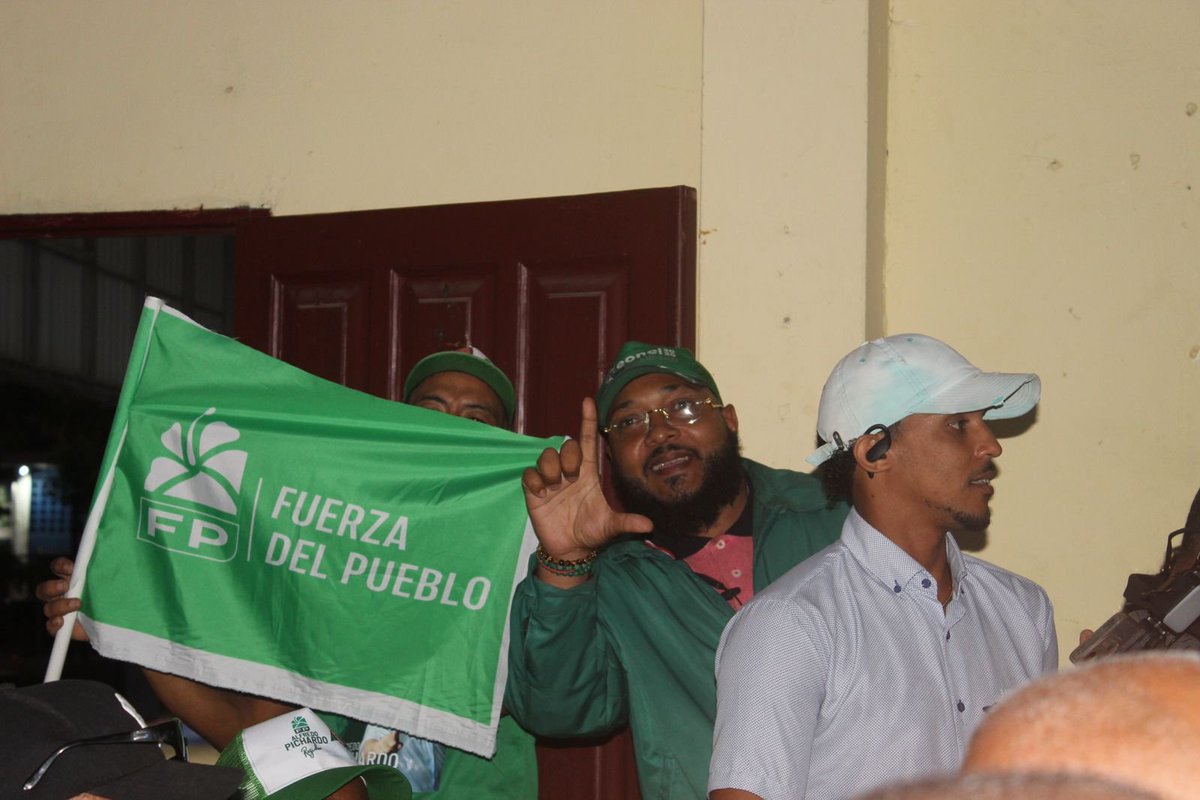 wallynet3's tweet photo. Alexandra Peña, una candidata comprometida con la comunidad, recibe un respaldo abrumador en el club Pidoca, en un acto organizado por #AlfredoPichardo Juntos son #Elpale GANADOR #AlexandraDiputada #FuerzaDelPueblo #AlexandraContigoSiempre  @AlexandrapenaRD @julioromerord https://t.co/ggP1YNk5rK