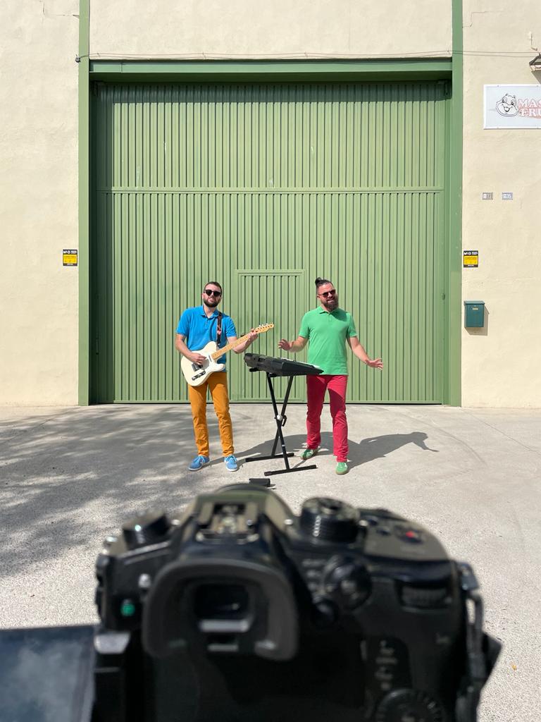 🍊 VIDEOCLIP "TU" 🍊
🔴 Portem uns dies sense dir massa cosa perquè estem treballant de valent. 🔴
🟢 Avui volem dir-vos que estem gravant un videoclip de l'últim senzill de Koeman, "Tu". 🟢
🔵 Aviat en podreu veure el resultat. Estigueu atents a xarxes.🔵
#Koeman #Tu #popfeliç