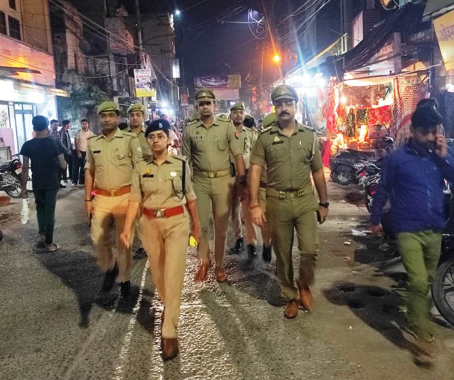 pilibhitpolice's tweet photo. SP @pilibhitpolice के निर्देशन में CO नगर द्वारा आगामी त्यौहार/कानून एवं शांति व्यवस्था के दृष्टिगत तथा जनता में सुरक्षा की भावना का अहसास कराने हेतु थाना सुनगढ़ी क्षेत्र में पुलिस बल के साथ #FootPatrolling कर सुरक्षा व्यवस्था का जायजा लिया गया। #UPPolice https://t.co/IIDtpGWx79