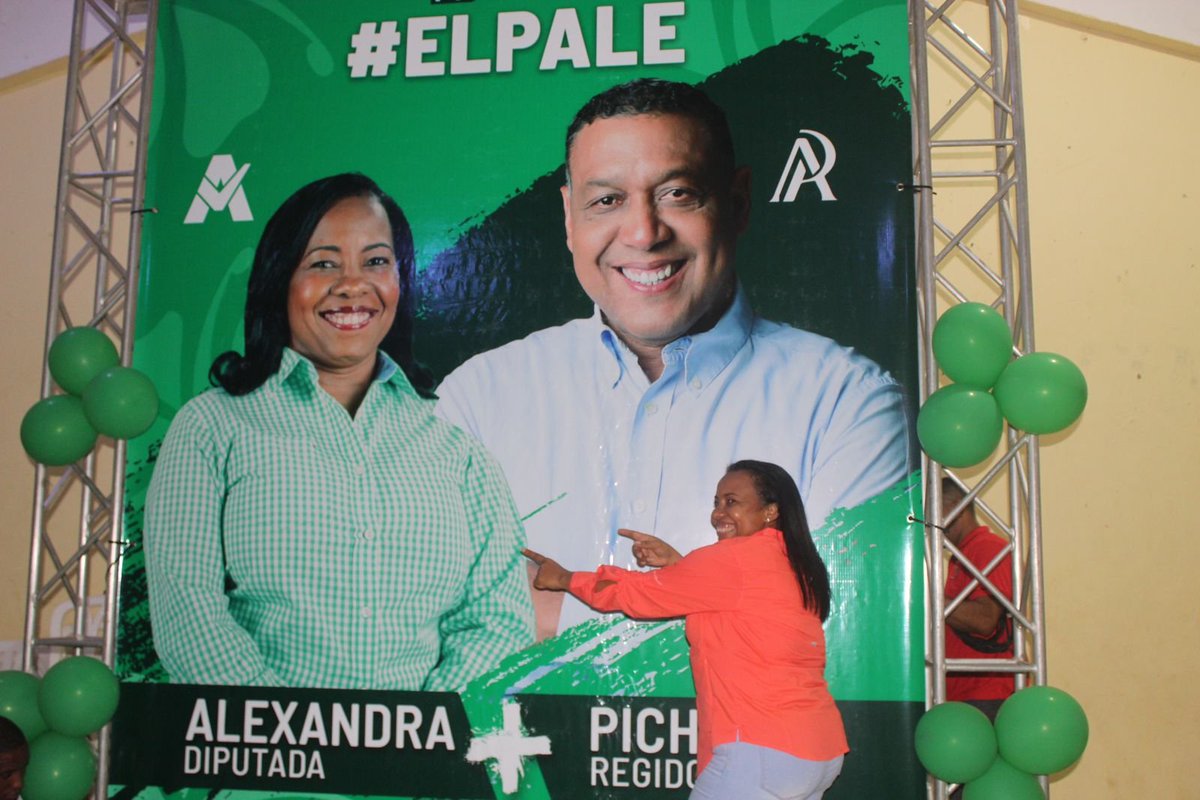wallynet3's tweet photo. En una actividad organizada por #AlfredoPichardo ayer, el club Pidoca se llenó de energía y alegr��a en respaldo a la candidatura de @alexandrapenaRD Diputada SDE #AlexandraDiputada #FuerzaDelPueblo #ElPale #AlexandraContigoSiempre #FPComunica https://t.co/35hFinymmt