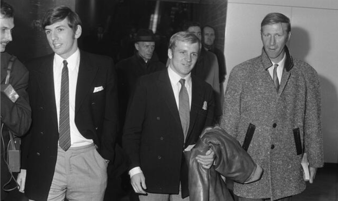 HelmerReenberg's tweet photo. November 3, 1969 - English football team arrives at Schiphol for the match against Dutch team.
#LUFC #LEEDS #LeedsUnited #SirBobbyCharlton #normanhunter #francislee #jackcharlton #colinbell #paulreaney #martinpeters #peterbonetti #alframsey https://t.co/xot68K9Bgg