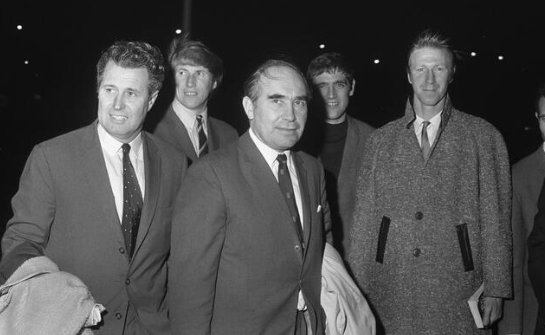 HelmerReenberg's tweet photo. November 3, 1969 - English football team arrives at Schiphol for the match against Dutch team.
#LUFC #LEEDS #LeedsUnited #SirBobbyCharlton #normanhunter #francislee #jackcharlton #colinbell #paulreaney #martinpeters #peterbonetti #alframsey https://t.co/xot68K9Bgg