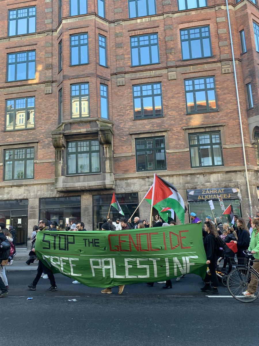 dfertl's tweet photo. A river of solidarity!
Over 25K on the streets of #Copenhagen, marching to #Denmark’s parliament to demand the govt - &amp; world - act to end #Israel’s #warcrimes in #Gaza &amp; #Palestine.
Saoirse don Phalaistín!🇵🇸✊🏼
#FreePalestine #GazaGenocide #GazaUnderAttack #dkpol #IsraelWarCrimes https://t.co/WLjuzjGIh1