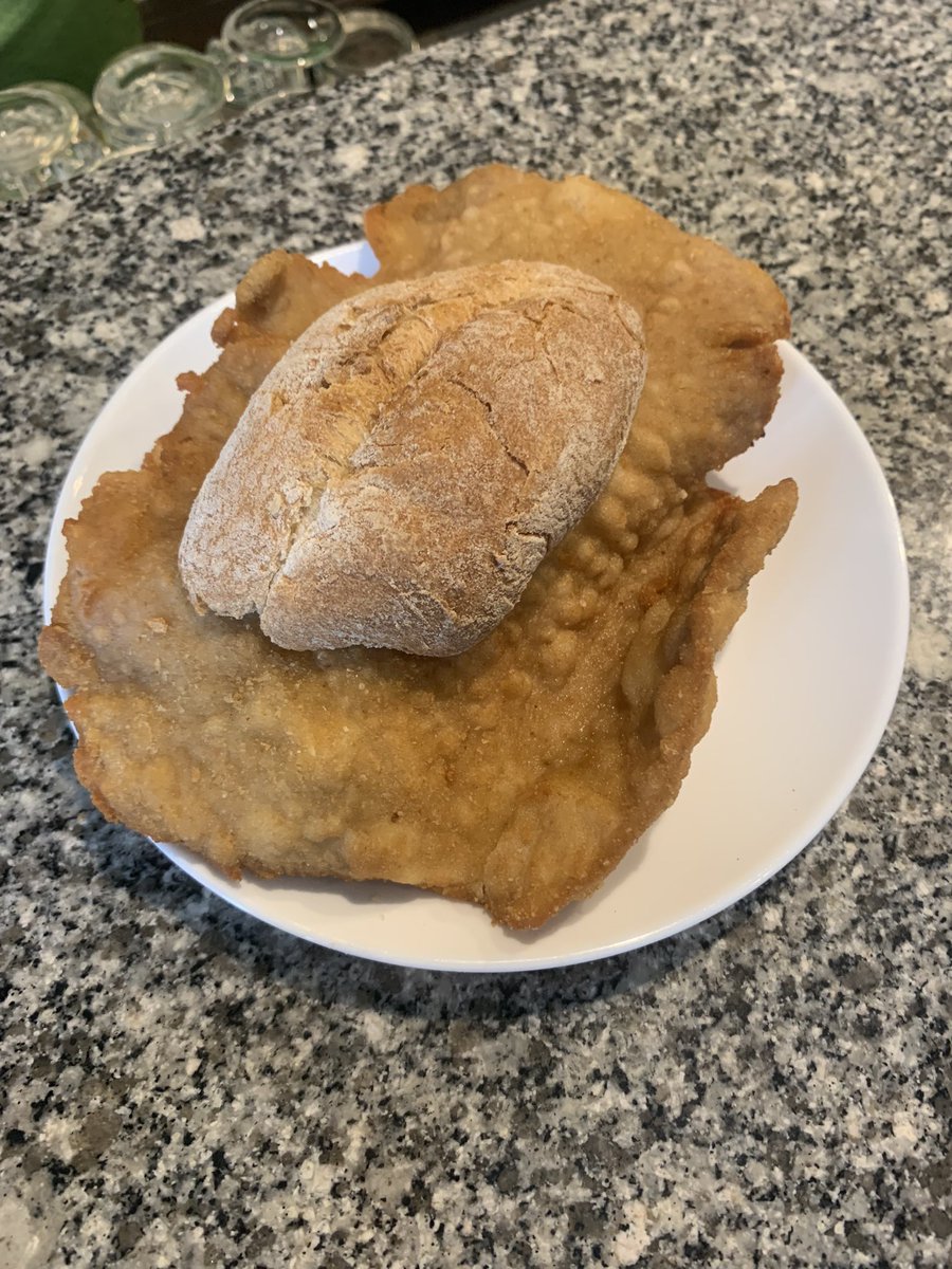 É em Vila Verde, no bar do “Vila”, onde há anos a Sandra e o Filipe fazem todo o adepto sentir-se em casa e sabem melhor do que ninguém dar conforto ao estômago e ao coração, que está o melhor PANADO COM PÃO da história. 
Quem disser o contrário é mentiroso.