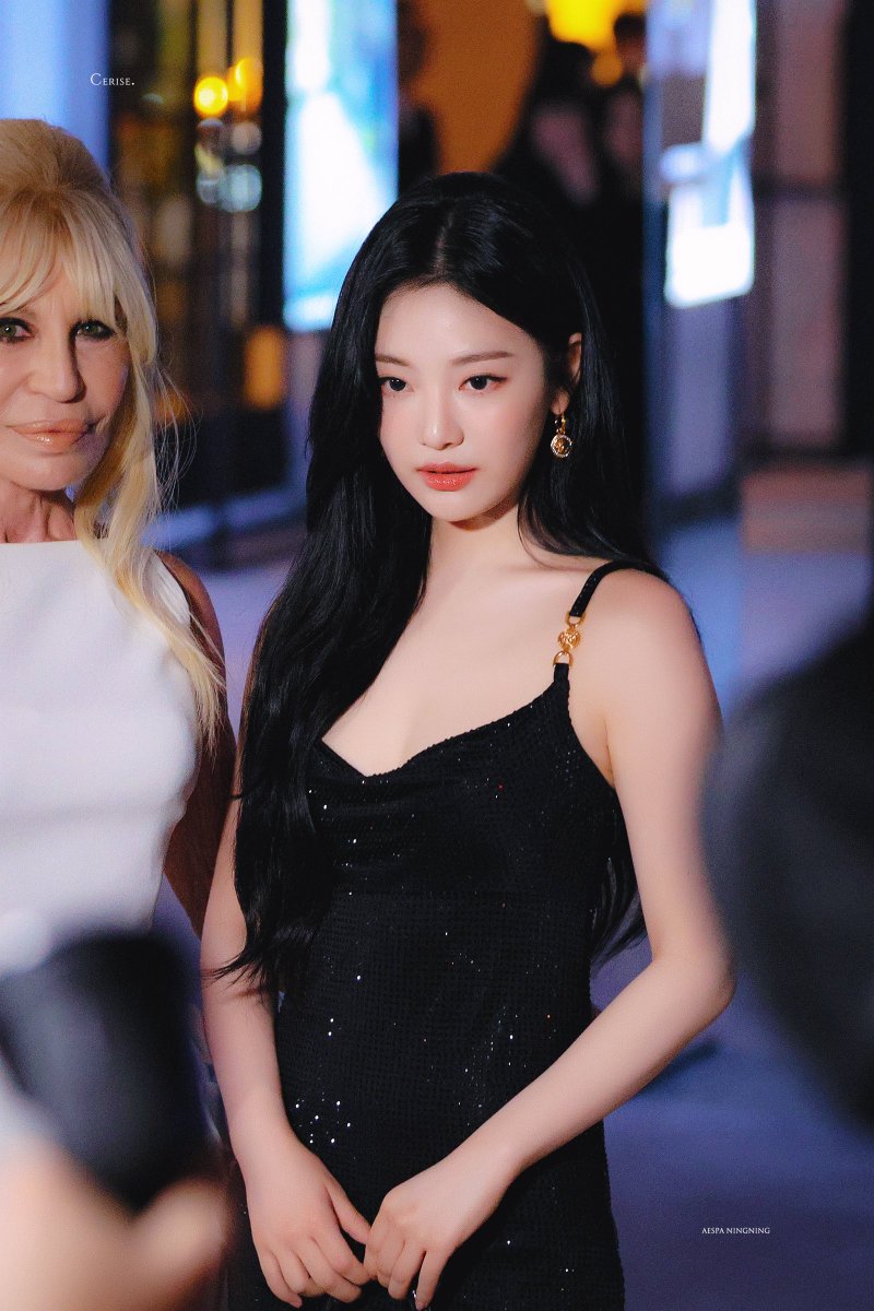 cerise1023's tweet photo. 231018 VERSACE

#21ButterfliesForNing 
#宁艺卓1023生日快乐
#닝닝_생일_좋아요누름

#에스파 #닝닝 #AESPA #NINGNING https://t.co/IoVch1KBV0