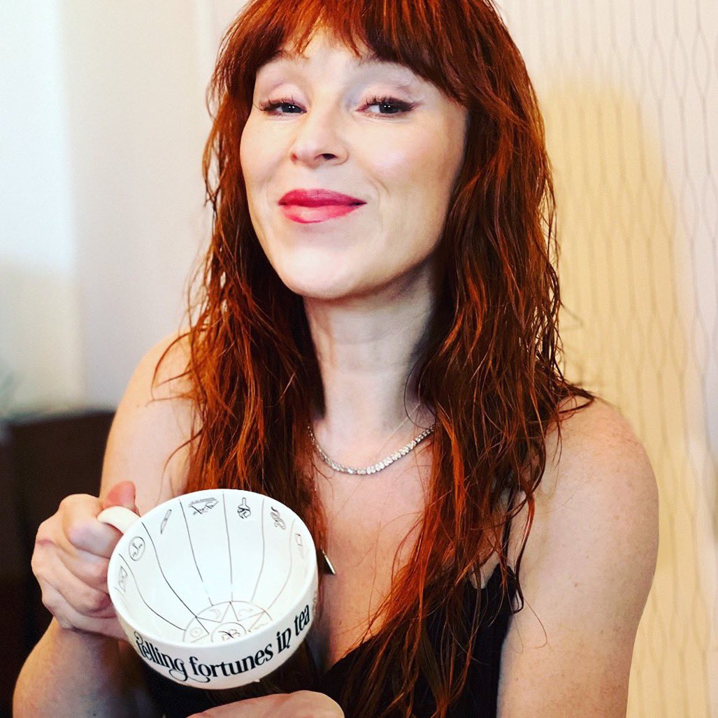 Don’t miss your chance to the learn some secrets of stars ✨divination & tasseography✨(reading tea leaves) with @RuthieConnell! ☕️ Just in time for #samhain! bemoment.us/products/divin…