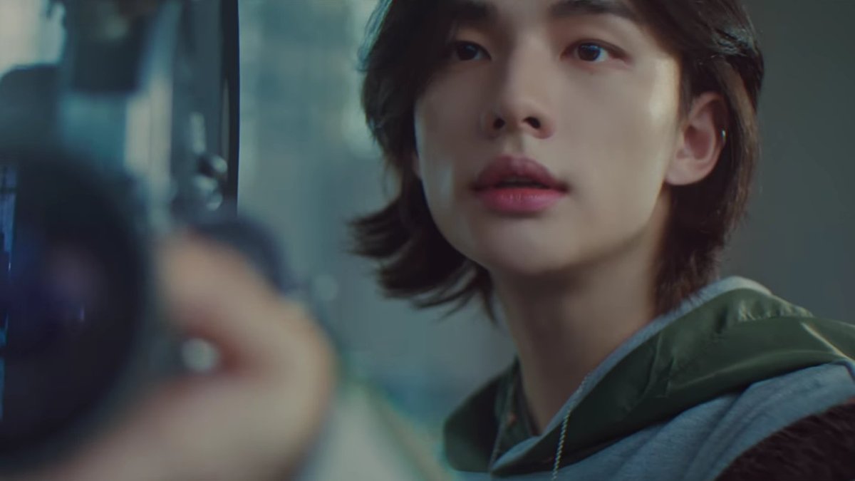 hyunjinpost's tweet photo. hyunjin for skzflix https://t.co/sDMdhc7p3t