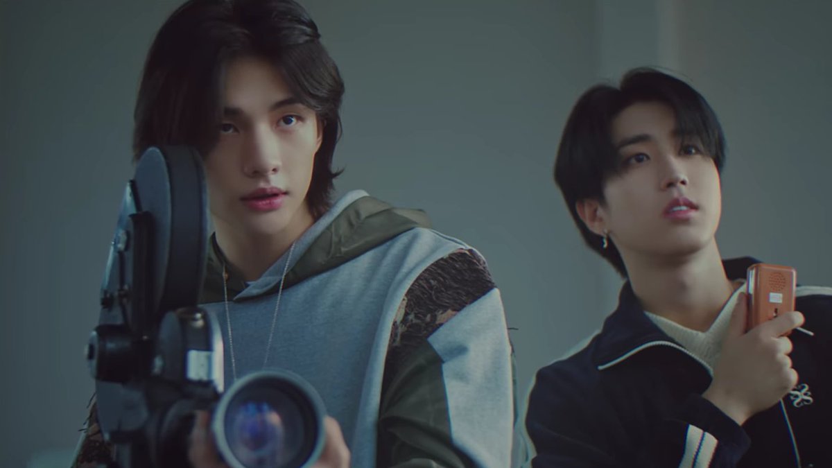 hyunjinpost's tweet photo. hyunjin for skzflix https://t.co/sDMdhc7p3t