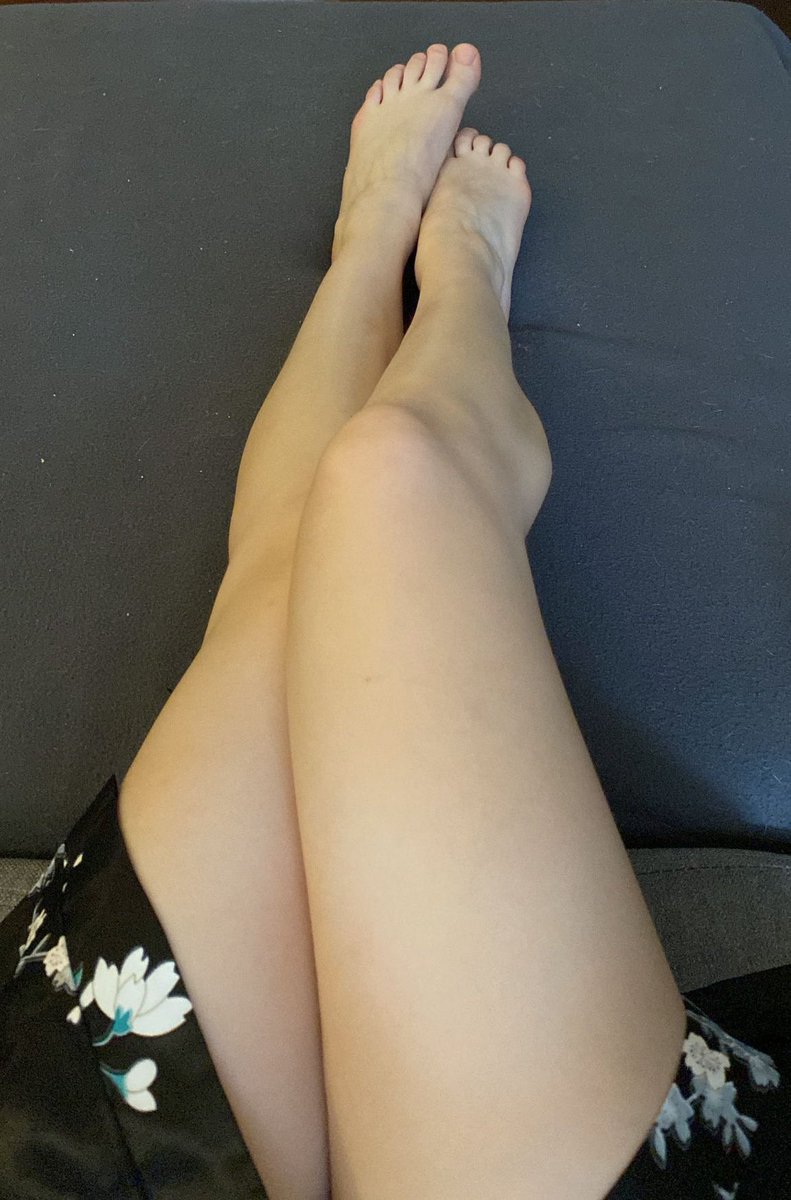 LittleFoxyMilly's tweet photo. Sorry for not posting, been having a rough week but I’m back 🥰 did you all miss me? #feet #legs #feet_lover #feet_pic #feetcontent #feetfethish #feetpic #thighs #highkneesocks #socks #softskin #gamergirl #nsfw_acc #anime #wearingsocks #Sunday https://t.co/io92cp8Ch5