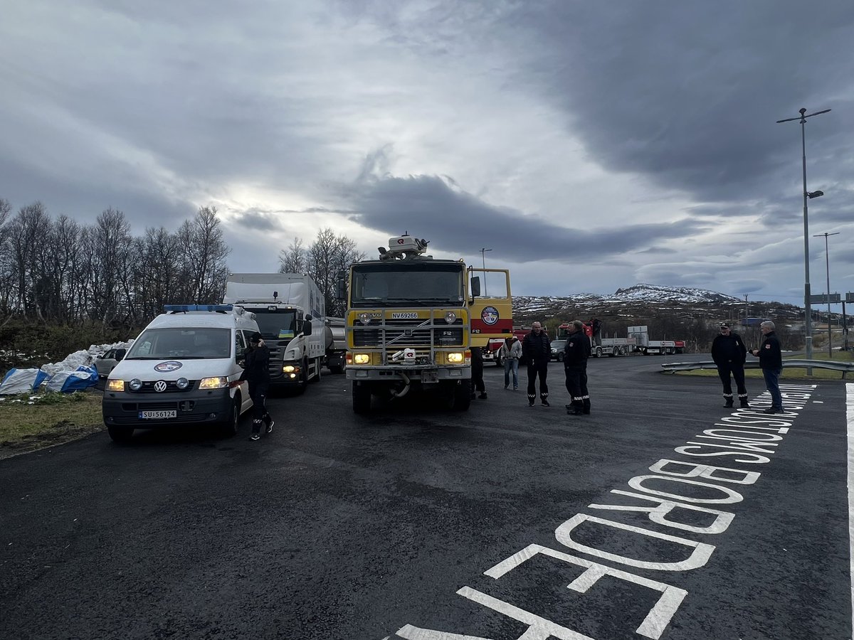 NorwegianAidUkr's tweet photo. Friday 13th of October,
approx. 04:00 pm.
Motorcade North counting 9 🚒&🚑&🚐 vehicles at customs control in #Storlien #NorwaySwedenBorder
on the way to Ukraine 🇺🇦
Want to help deliver more 🚒&🚑 to Ukraine?
https://t.co/TlTK7yDtOv
Spleis: https://t.co/JqZJNns0pf
Vipps: 746679 https://t.co/NnDpn3ot1o