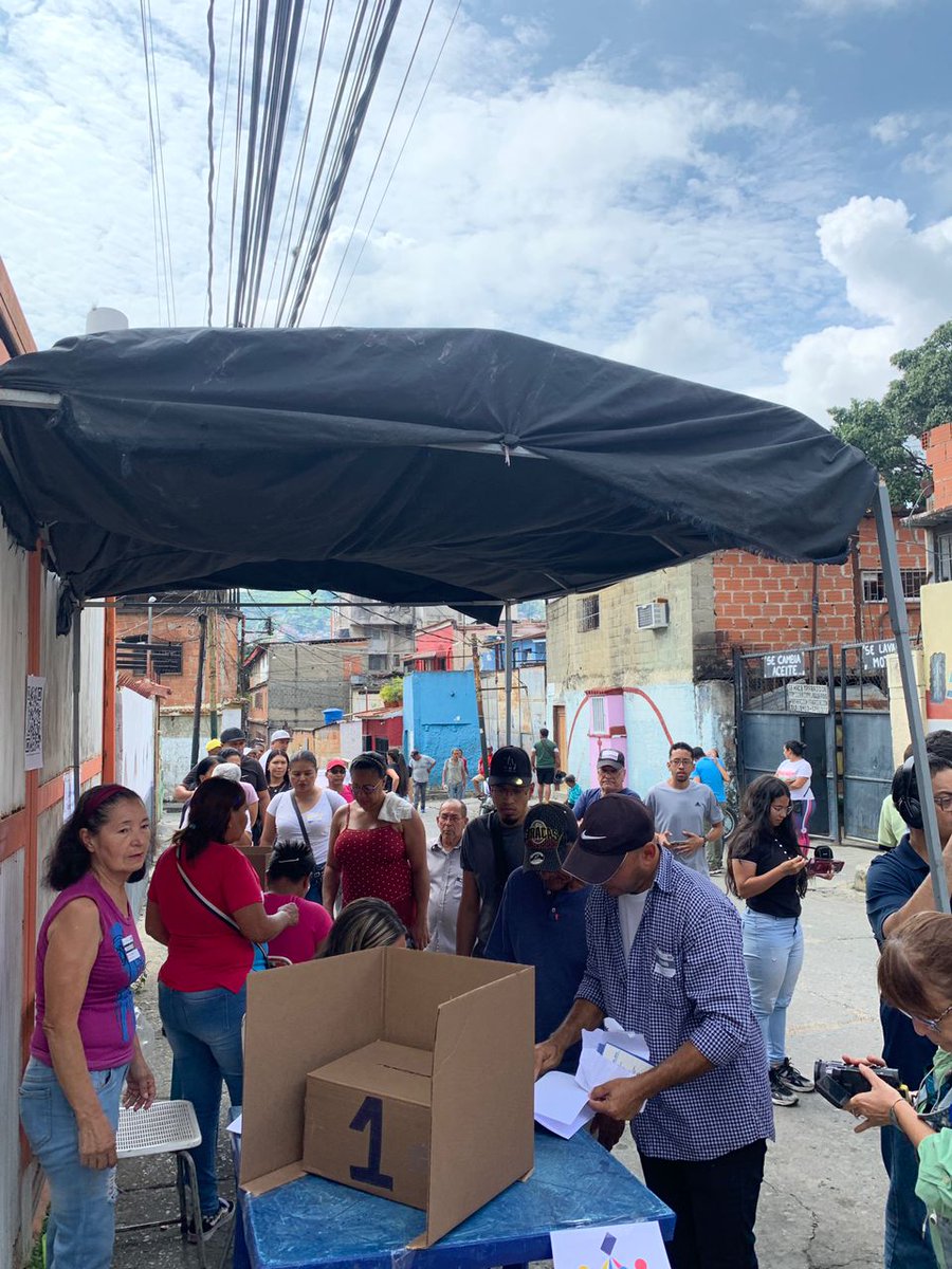 #22Oct En la calle El León de El Cementerio la misma comunidad se organizó para instalar las carpas y ya los vecinos están ejerciendo su vota en #Primarias2023