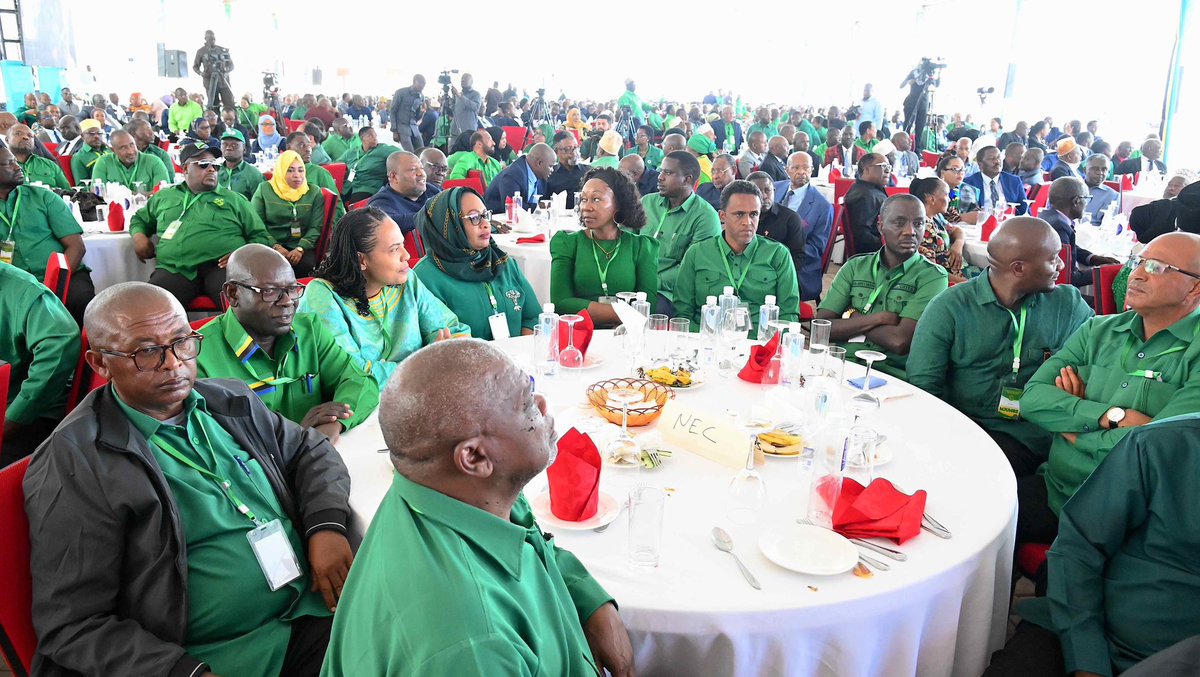 DEUSDEDITHSOKA's tweet photo. Yani watu kwakupitia Chama kinachoitwa
CCM na mashati yao ya mbogamboga ndo
wawe waamuzi wa wana nchi wote, bila hata
Kuona mkataba mnakuja na ngonjera za Mpoto, Tunahitaji mkataba tuusome tupo
Tayari hata Kufa ila Bandari zetu zibaki kwa
Vizazi na vizazi, WEKA MKATABA HADHARANI https://t.co/Y0d9tibsLl