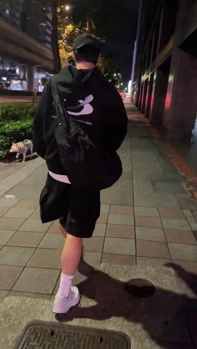 대만에 살고 있는 지인이 조금 전 집으로 돌아가는 길에 뒷모습이 좌로 봐도 우로 봐도 누가 봐도 허광한이길래, ‘미안한데, 너 허광한이야?’ 했더니 정말 광한이였다구 해여.ᐟ.ᐟ.ᐟ

그 자리에서 몇마디 나누고 헤어지기전에 광한이가 ‘밤 어두우니까 너 먼저 가라’ 해서 인사하고 헤어졌다고