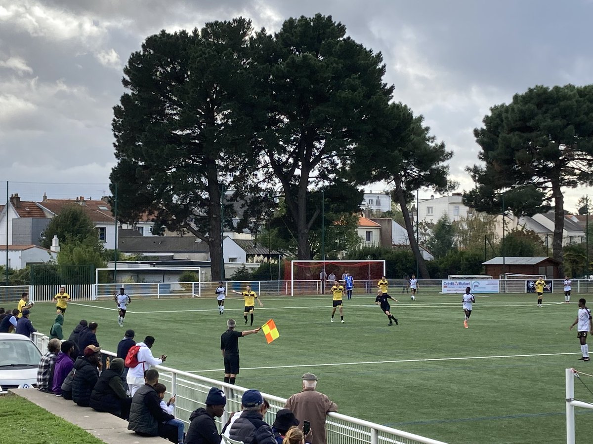 Foulques44's tweet photo. Victoire ensoleillée 😎 pour les seniors de La #Mellinet 2-0.
👉🏻l’occasion de parler infrastructures sportives, intégration par le sport, géopolitique
🙏🏻 Bravo à ce club vieux de 120 ans pour son action auprès des jeunes Nantais de toutes conditions !
#Nantes #sport #benevolat https://t.co/iwQQqrEqjU