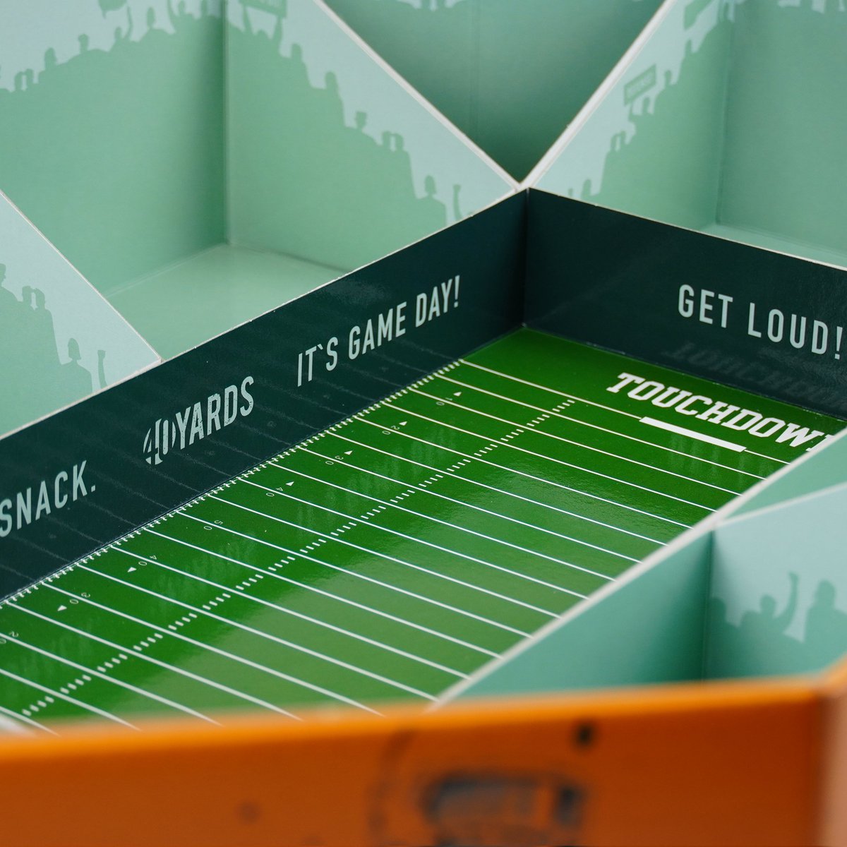 40YARDSofficial's tweet photo. 🏈 NEU 🏟 Das 40YARDS Football Snackstadion in XXL Größe (61 x 43 x 12,5 cm) ist da!
♻ Wiederverwendbar dank beschichteter Innenseiten.
🇪🇺 Made in EU!
✅ 12 Boxen für eure Lieblingssüßigkeiten.
#40YARDS #Football #rtlnfl #snackstadion #snackstadium #nfl #nfldeutschland https://t.co/GTcYMiXwwz