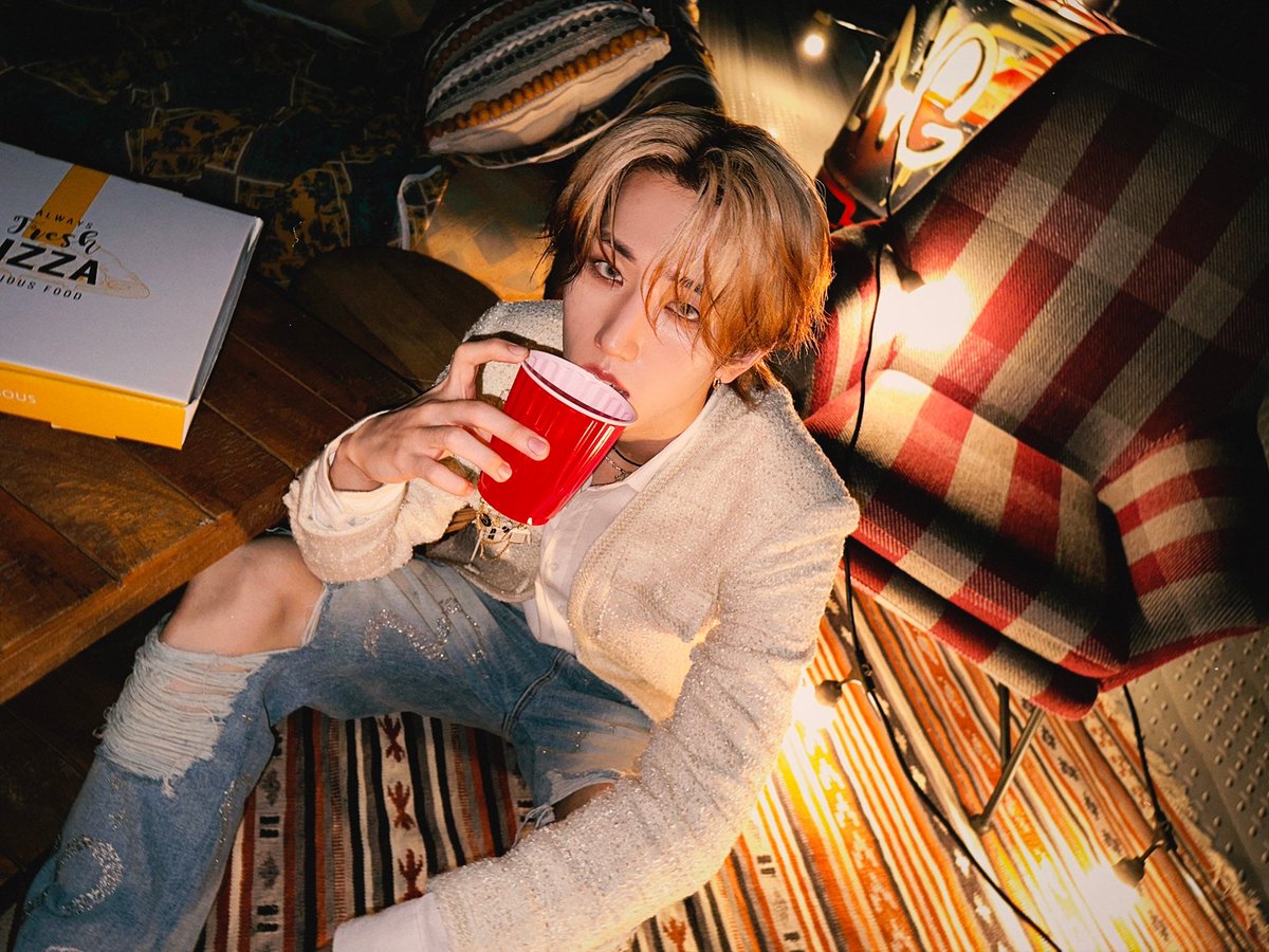 ELASTofficial's tweet photo. 피자 먹자~~
⠀
#ELAST #엘라스트 #BAEKGYEUL #백결 https://t.co/mpxS21i6FC