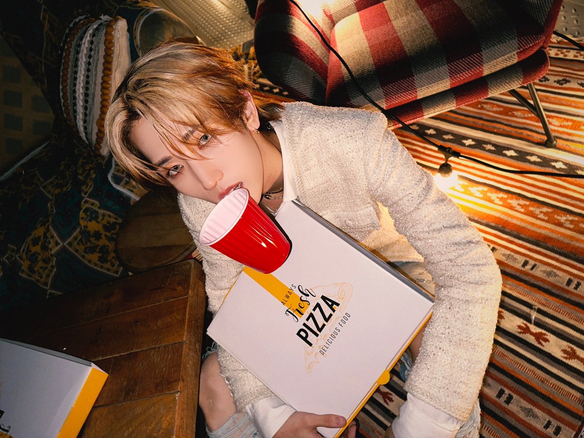 ELASTofficial's tweet photo. 피자 먹자~~
⠀
#ELAST #엘라스트 #BAEKGYEUL #백결 https://t.co/mpxS21i6FC
