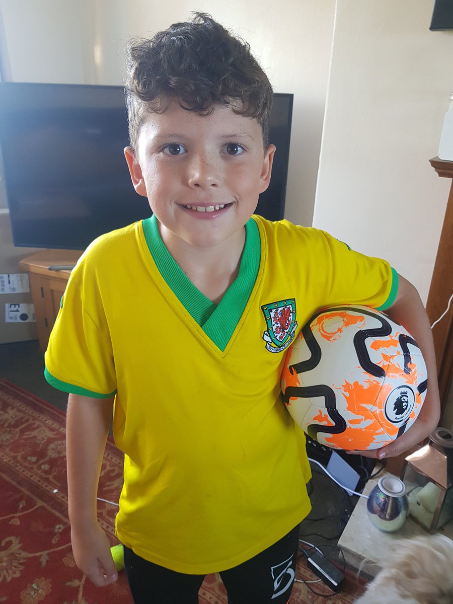 Many thanks to <a href="/KitCollectorco/">The Kit Collectors</a> for the new Premier League Nike football I won in the free prize draw. Dillon is very happy 😁👍