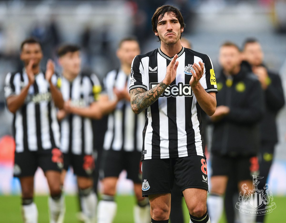 geordiejosh's tweet photo. Look at him man 🥹 I love you Sandro 🖤🤍 #NUFC https://t.co/vStaX2hWiy