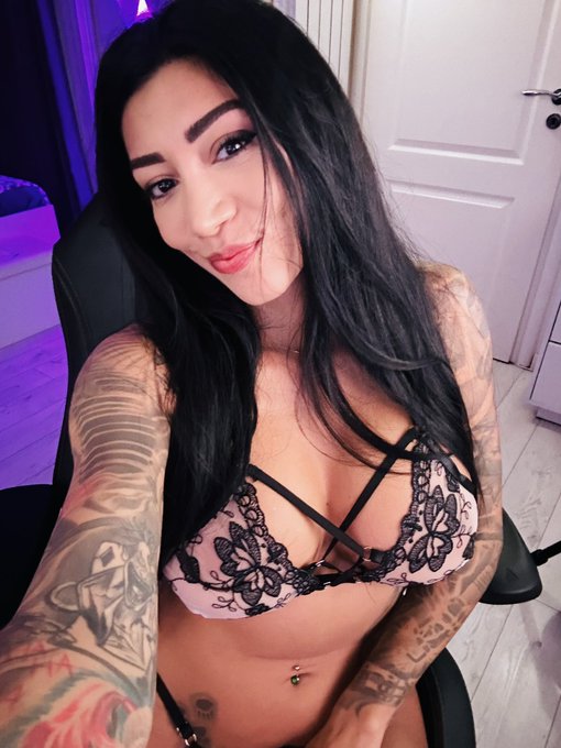 I&rsquo;m online on https://t.co/fBFNVCBaRV ❤️ https://t.co/kIk156HRPJ